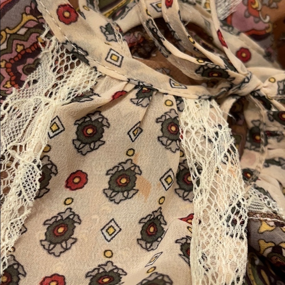 Q: GIMMICKS by BKE Bohemian Blouse Print Lace Detail Beige and Cream - Picture 8 of 8